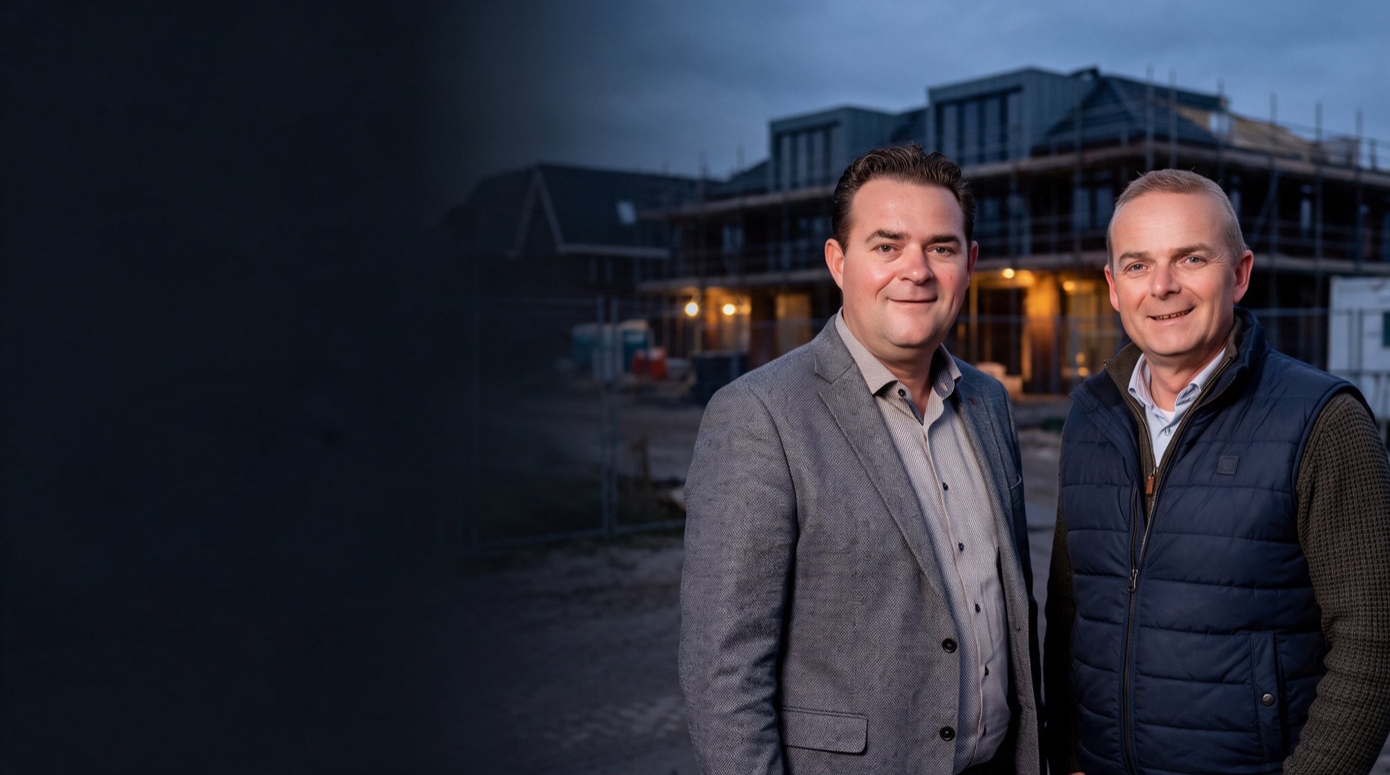 Twee ondernemers van Duteco voor een nieuwbouwproject in de avond