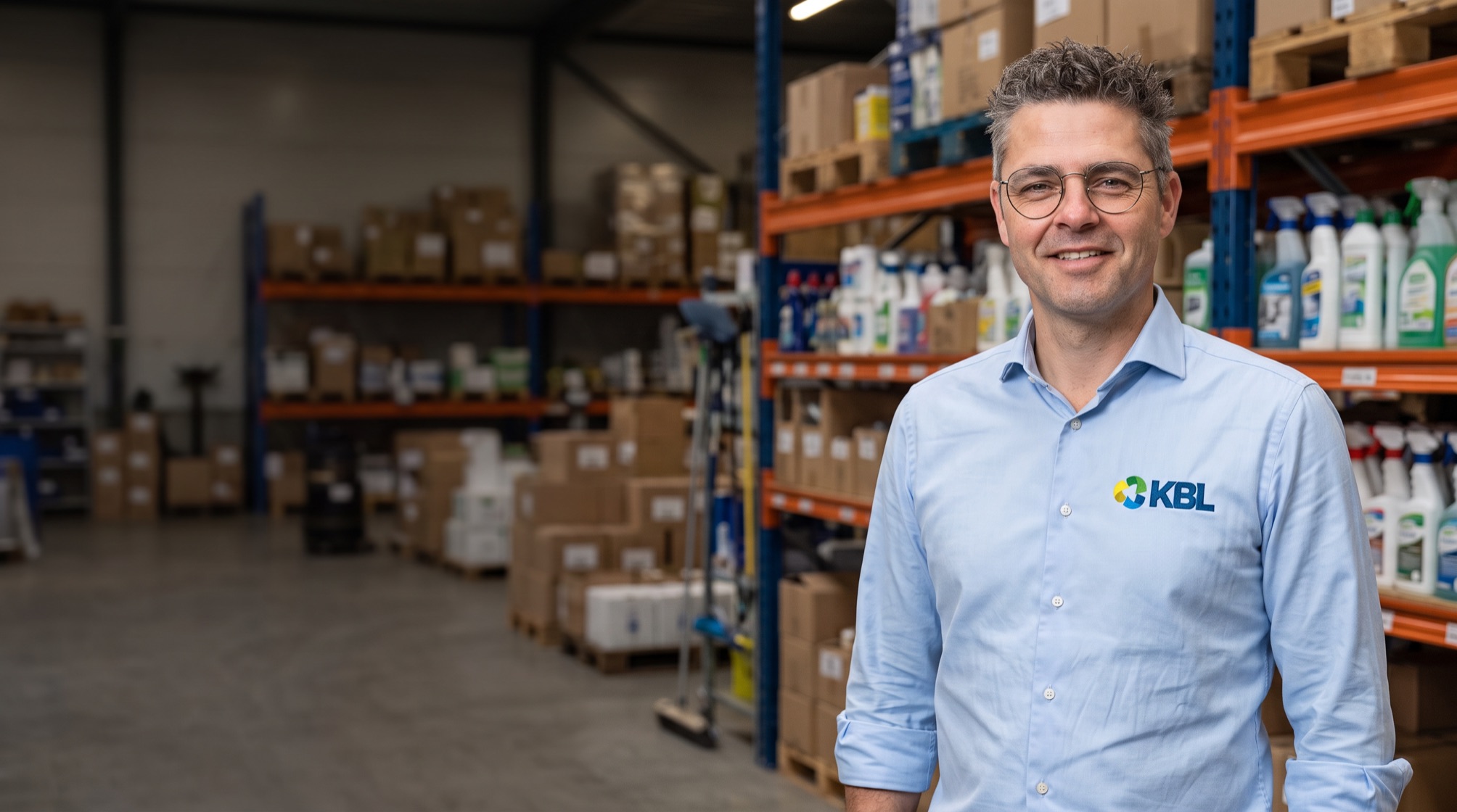 Ondernemer van KBL Circulair in het magazijn tussen de stellingen